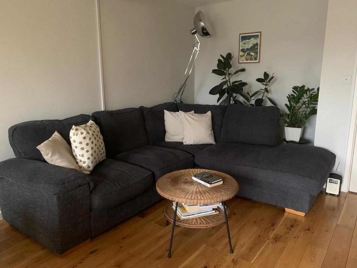 Airy One-bed In Limehouse With Views Of The Londres