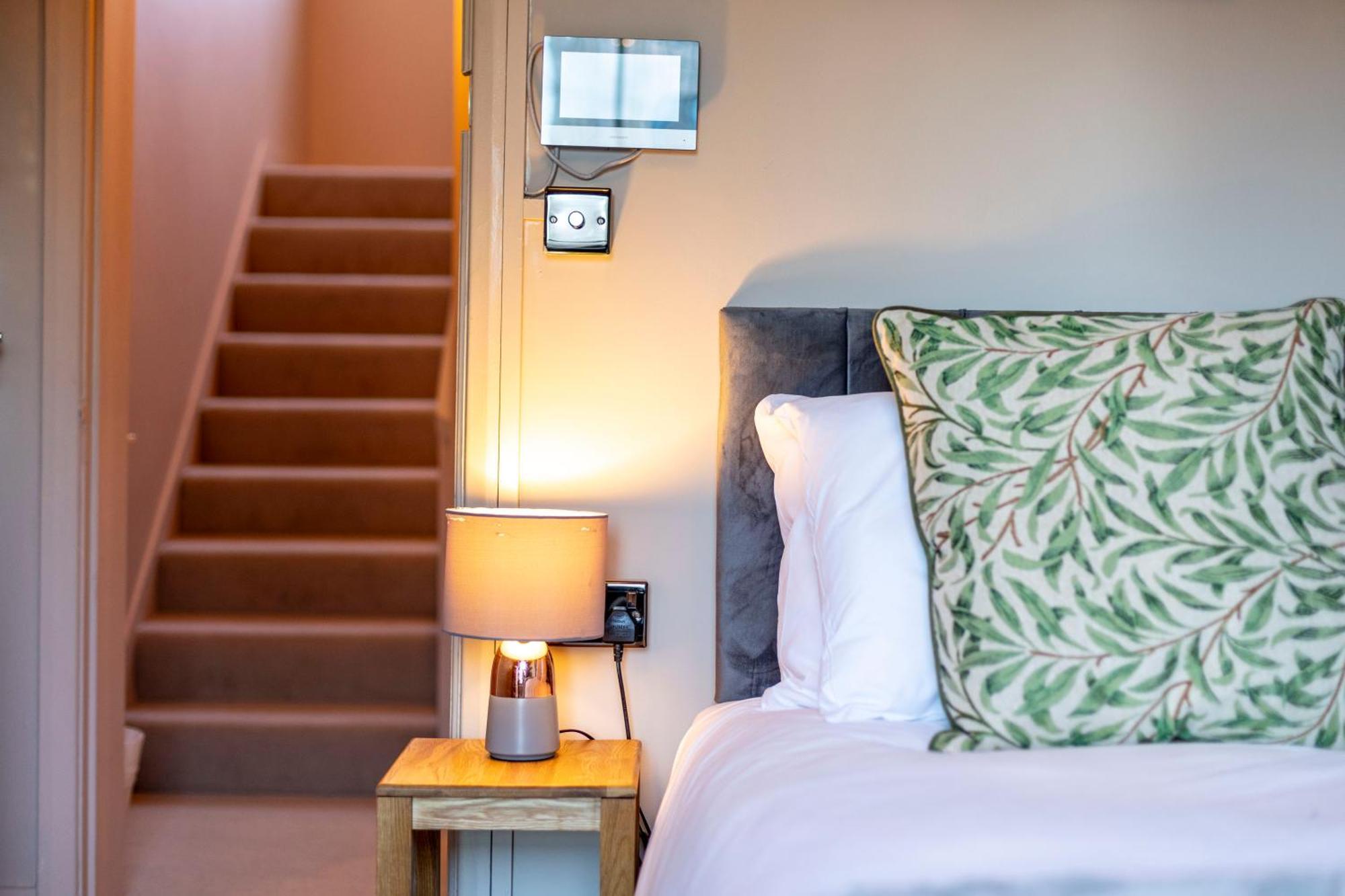 Walk To Oxford Street - 4 Tubes Nearby Homestay London