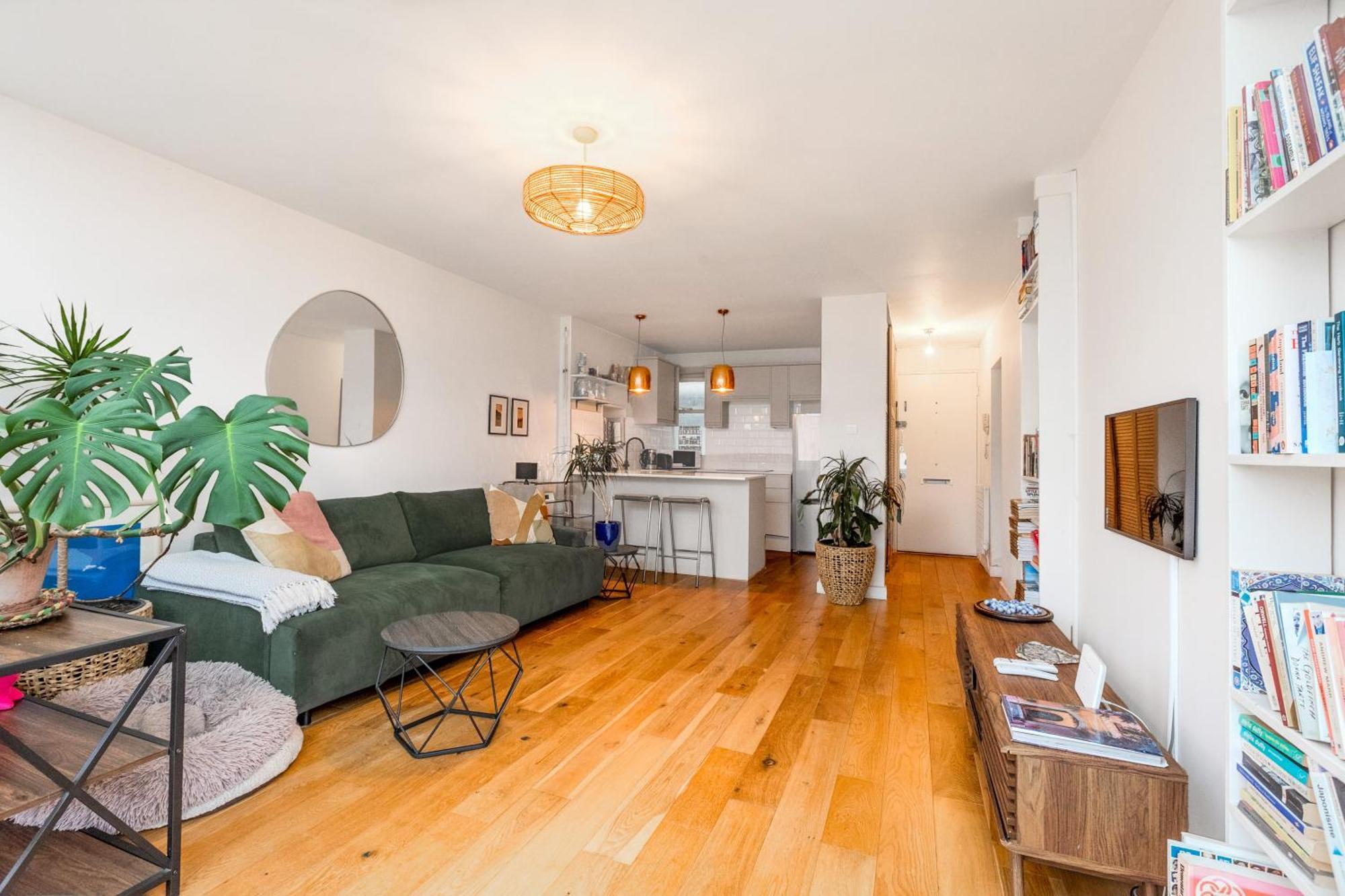 Bright 1br With Balcony, *