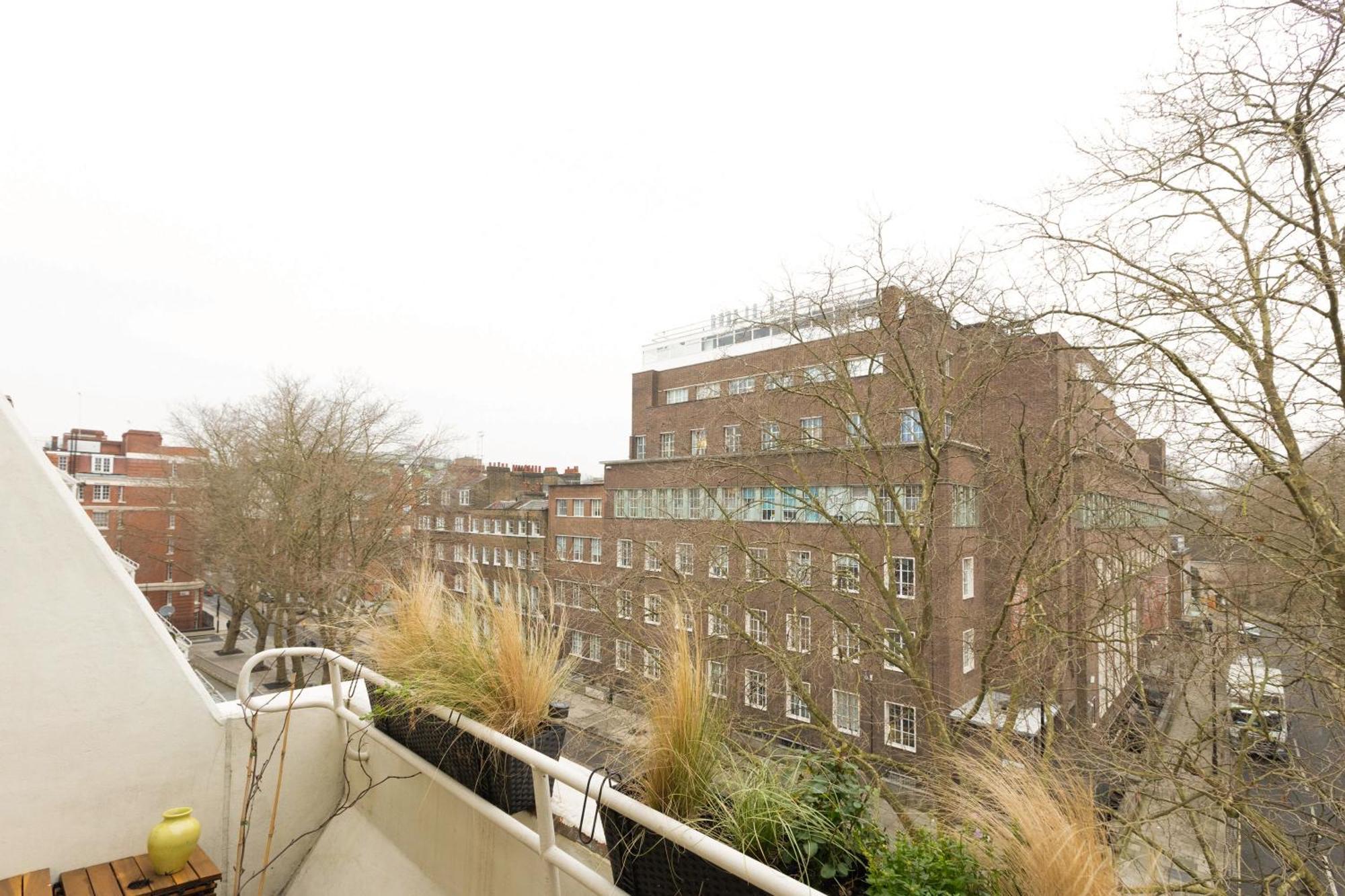 Bright 1br With Balcony, London