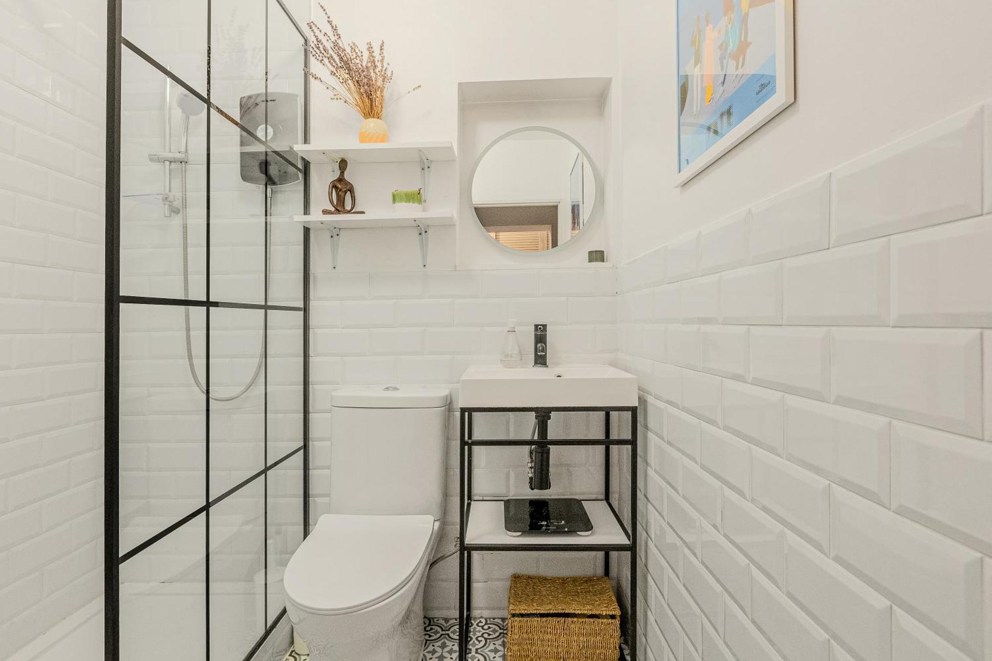 Bright 1br With Balcony, Apartment *