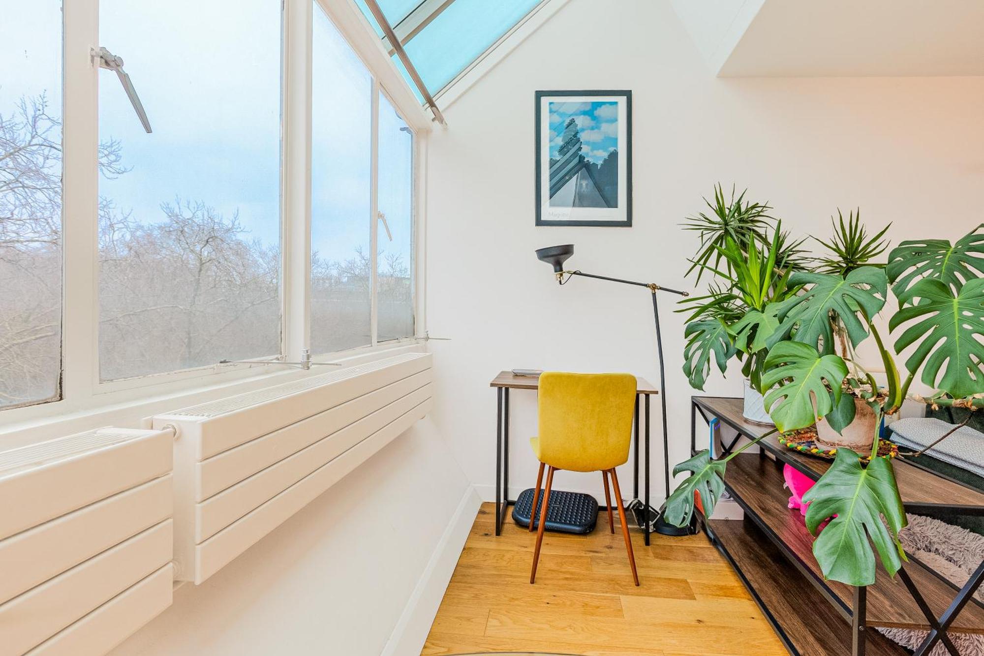 Apartment Bright 1br With Balcony,