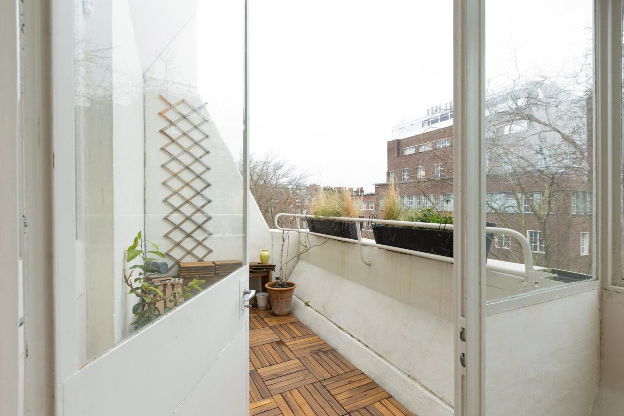 Apartment Bright 1br With Balcony, *