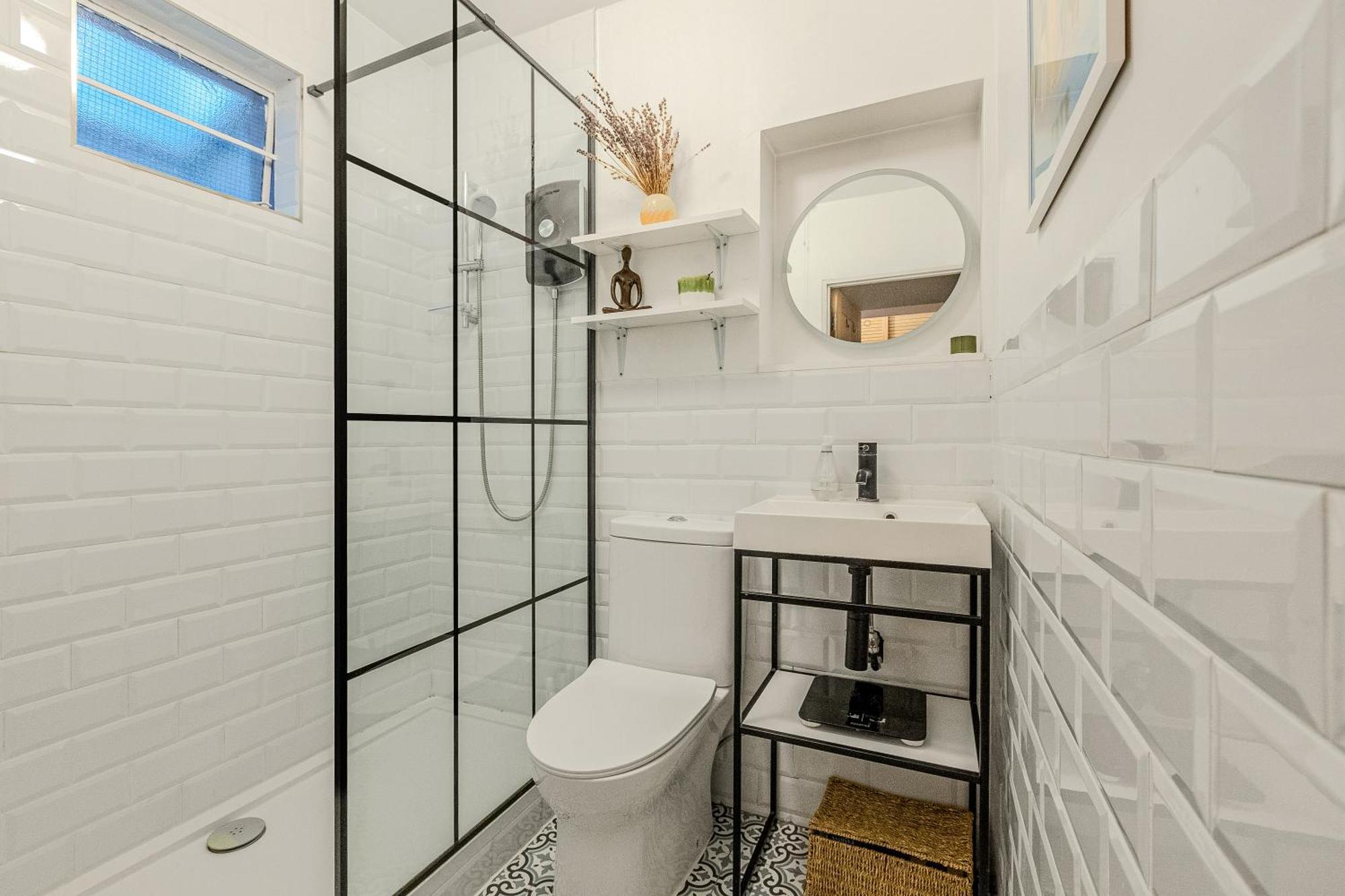 Bright 1br With Balcony, Apartment