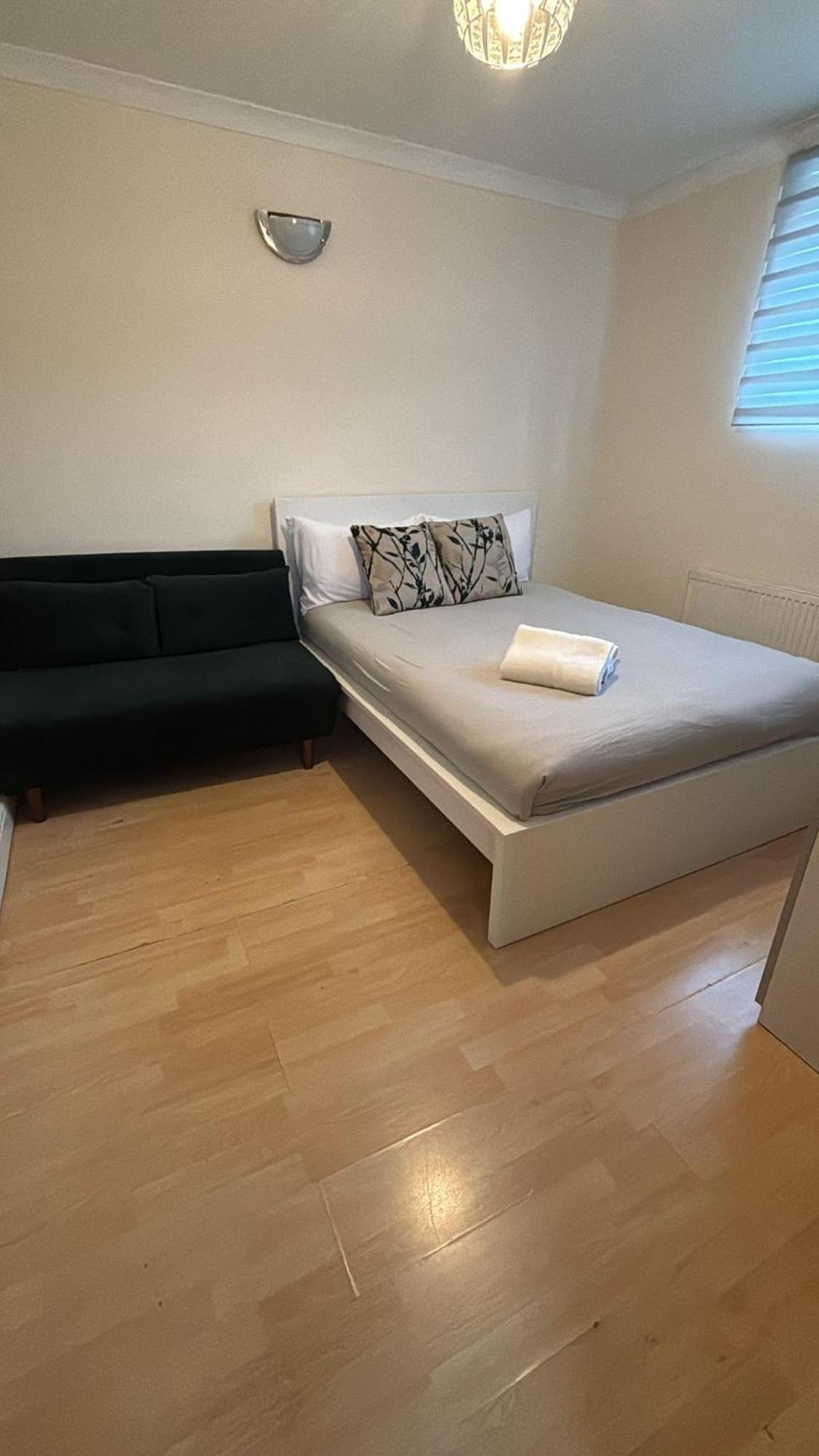 Vakantiehuis Entire 3 Bedroom - Minutes To Emirates Stadium! Londen