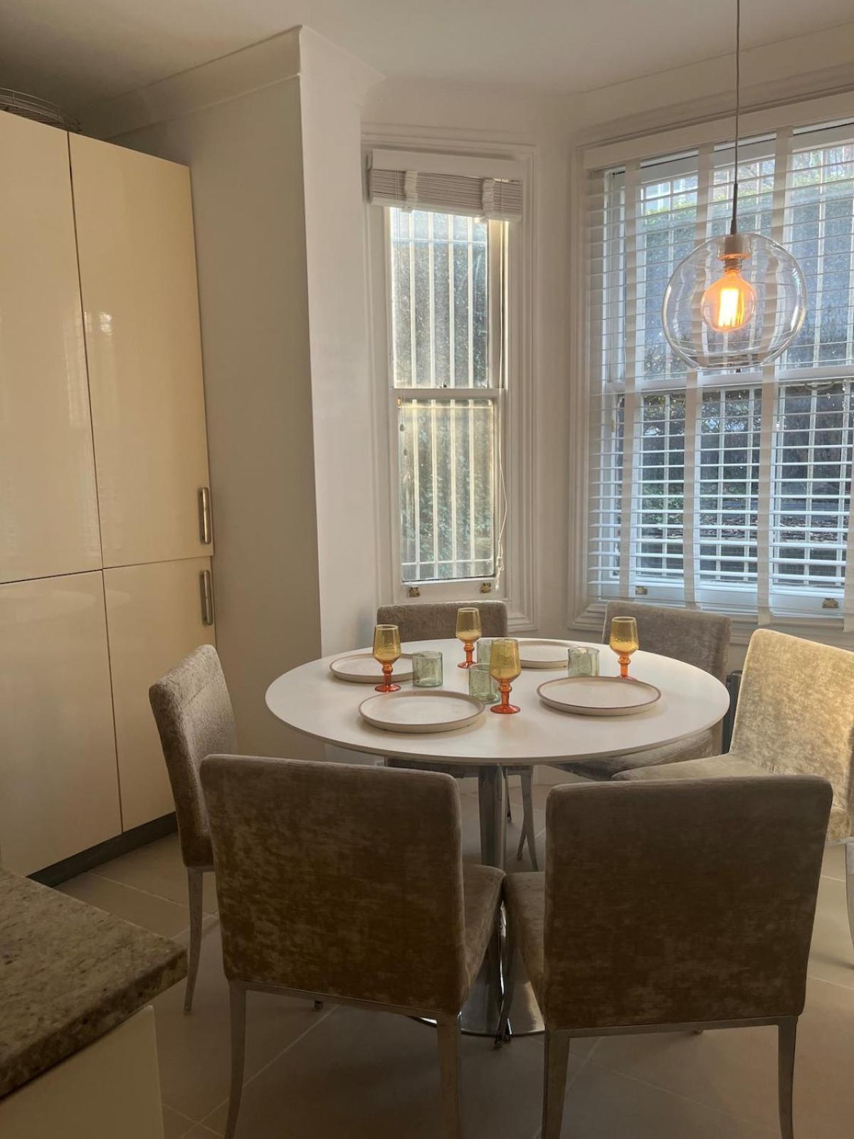 Spacious 3 Bedroom In Maida Vale Apartment