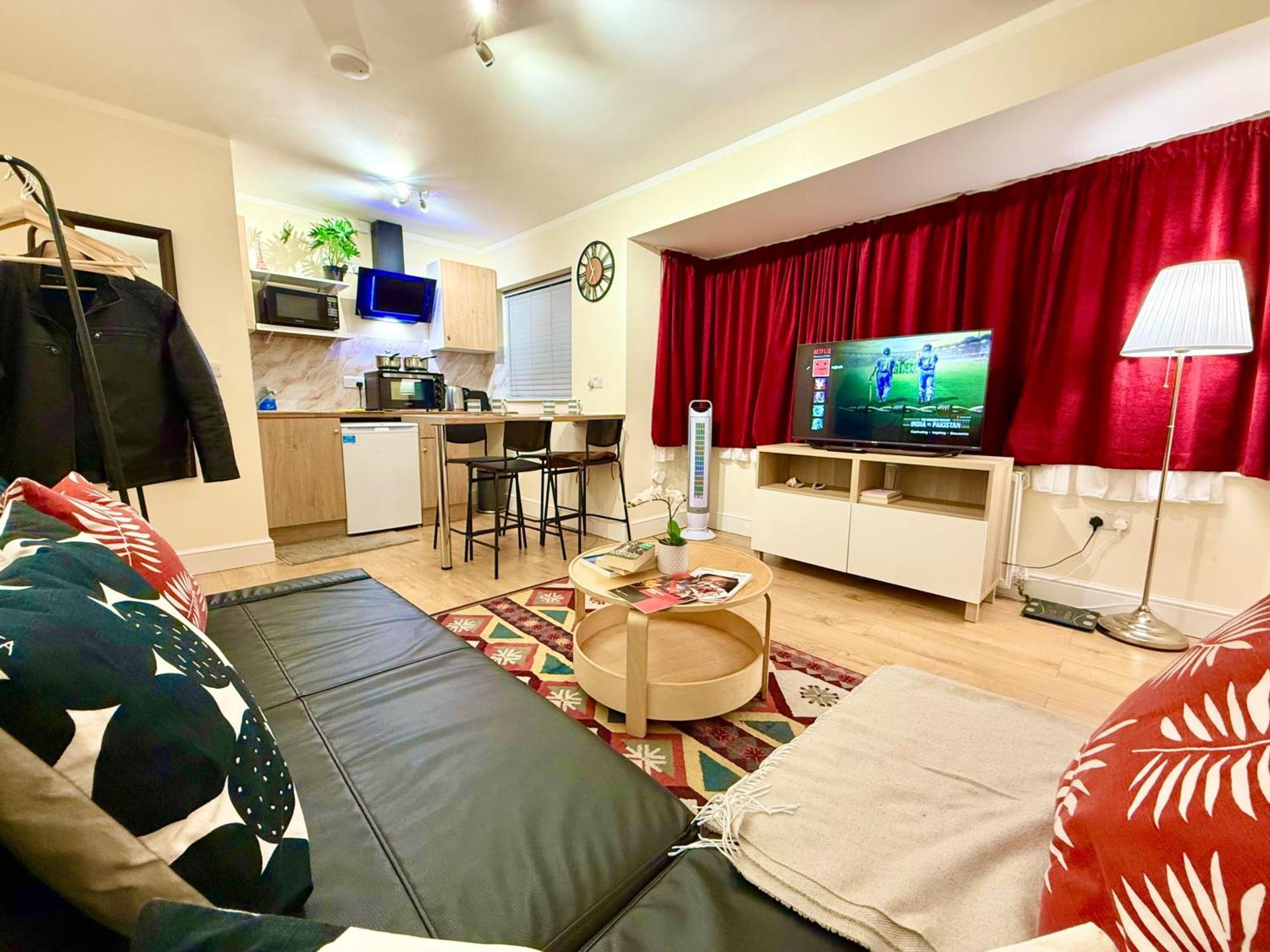 1bf-sleeps4-freeparking-pets-wifi- * London