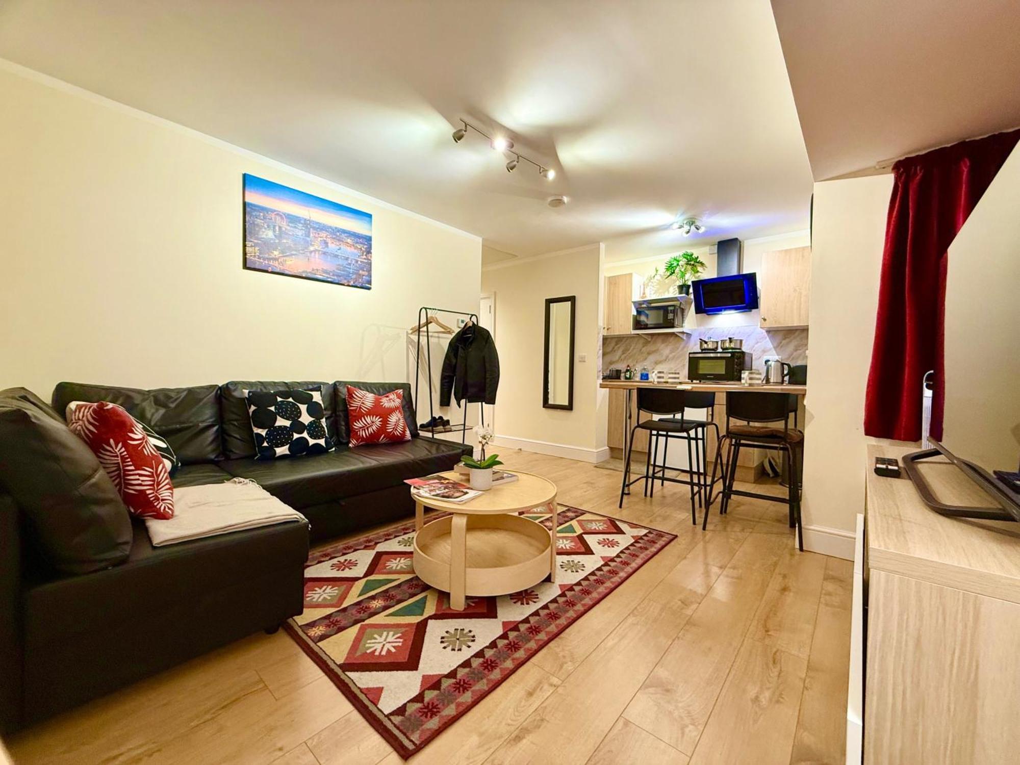1bf-sleeps4-freeparking-pets-wifi- Apartment *
