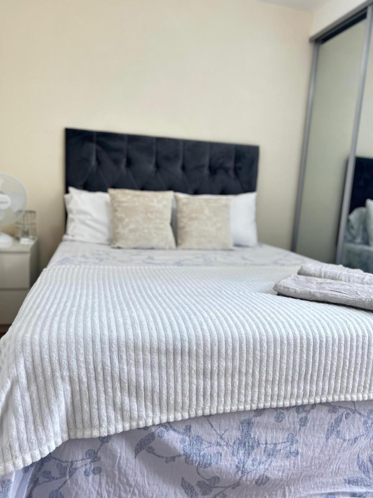 Barnes Flat, 2bed 2bath, Parking, Breakfast Apartment *