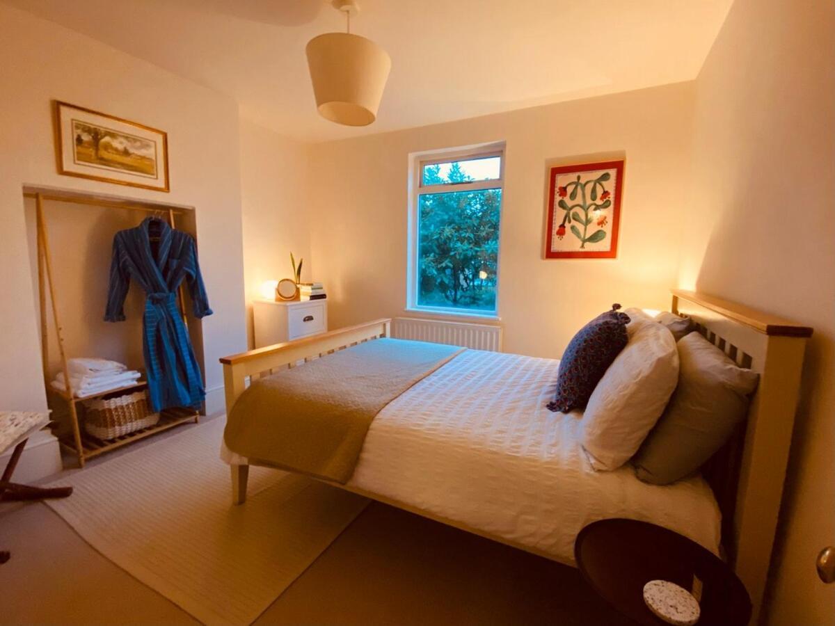 Stunning Home, Garden, Parking & Close Train Stations Apartment