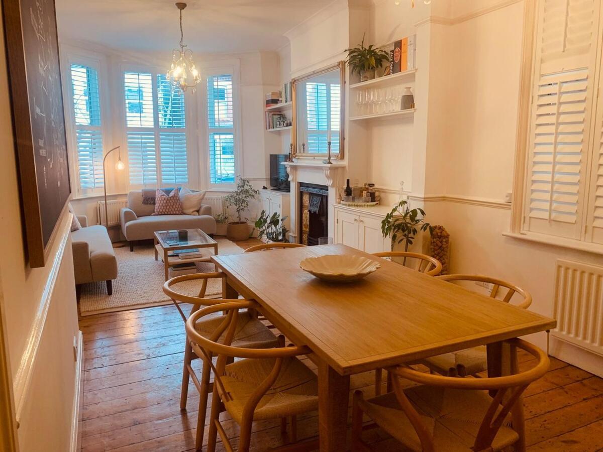 Stunning Home, Garden, Parking & Close Train Stations London