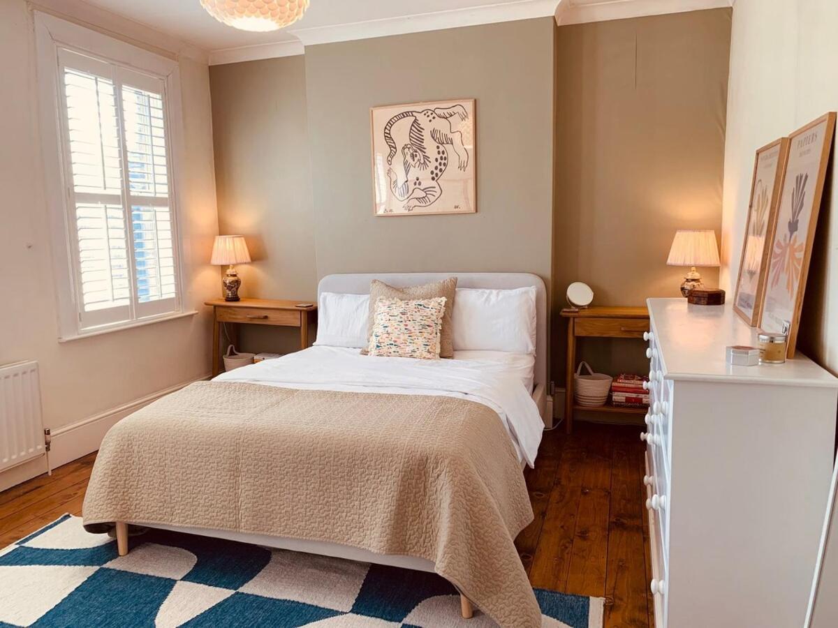 Stunning Home, Garden, Parking & Close Train Stations