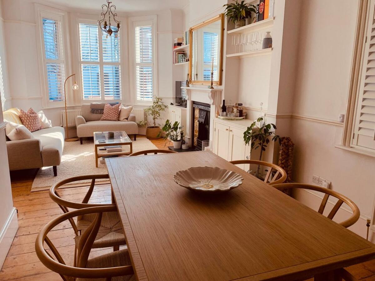 Stunning Home, Garden, Parking & Close Train Stations Apartment *