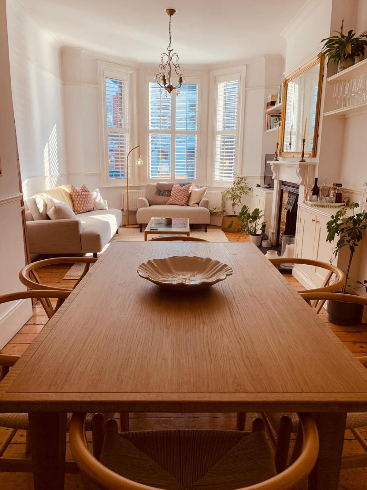 Stunning Home, Garden, Parking & Close Train Stations Apartment