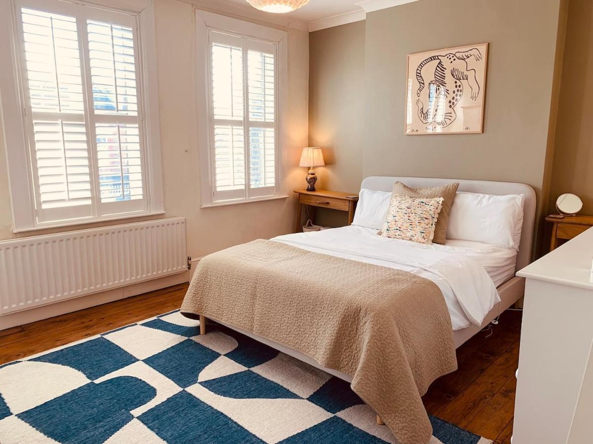 Apartment Stunning Home, Garden, Parking & Close Train Stations