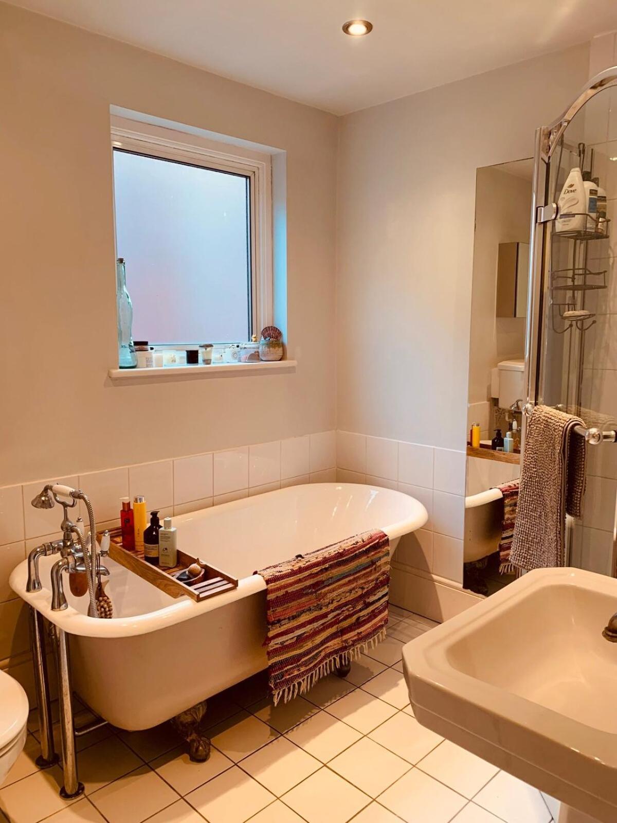 Apartment Stunning Home, Garden, Parking & Close Train Stations