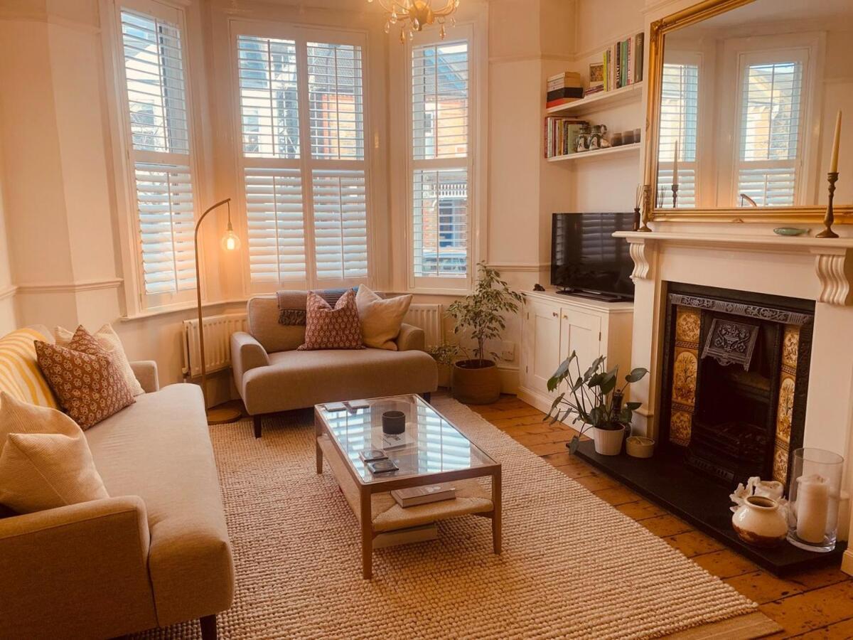 Stunning Home, Garden, Parking & Close Train Stations London