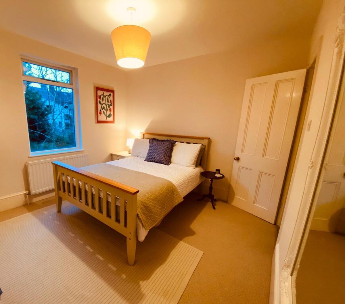 Apartment Stunning Home, Garden, Parking & Close Train Stations