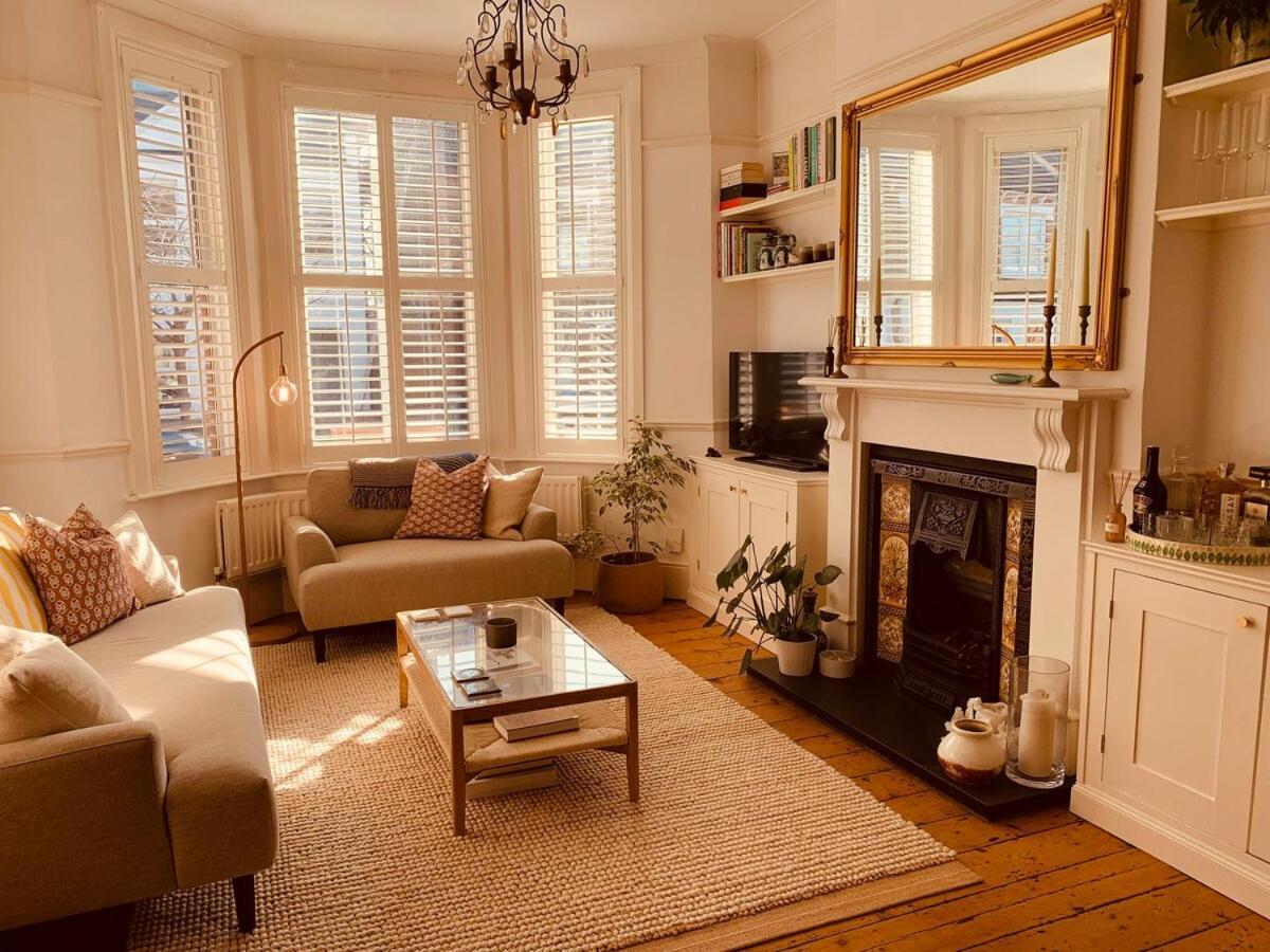 Stunning Home, Garden, Parking & Close Train Stations * London