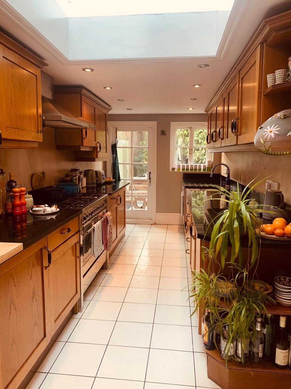 Stunning Home, Garden, Parking & Close Train Stations Apartment London