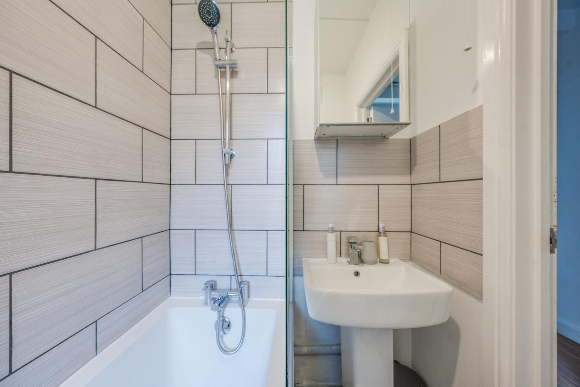 Stylish Flat, Bridge, Free Weekend Parking London