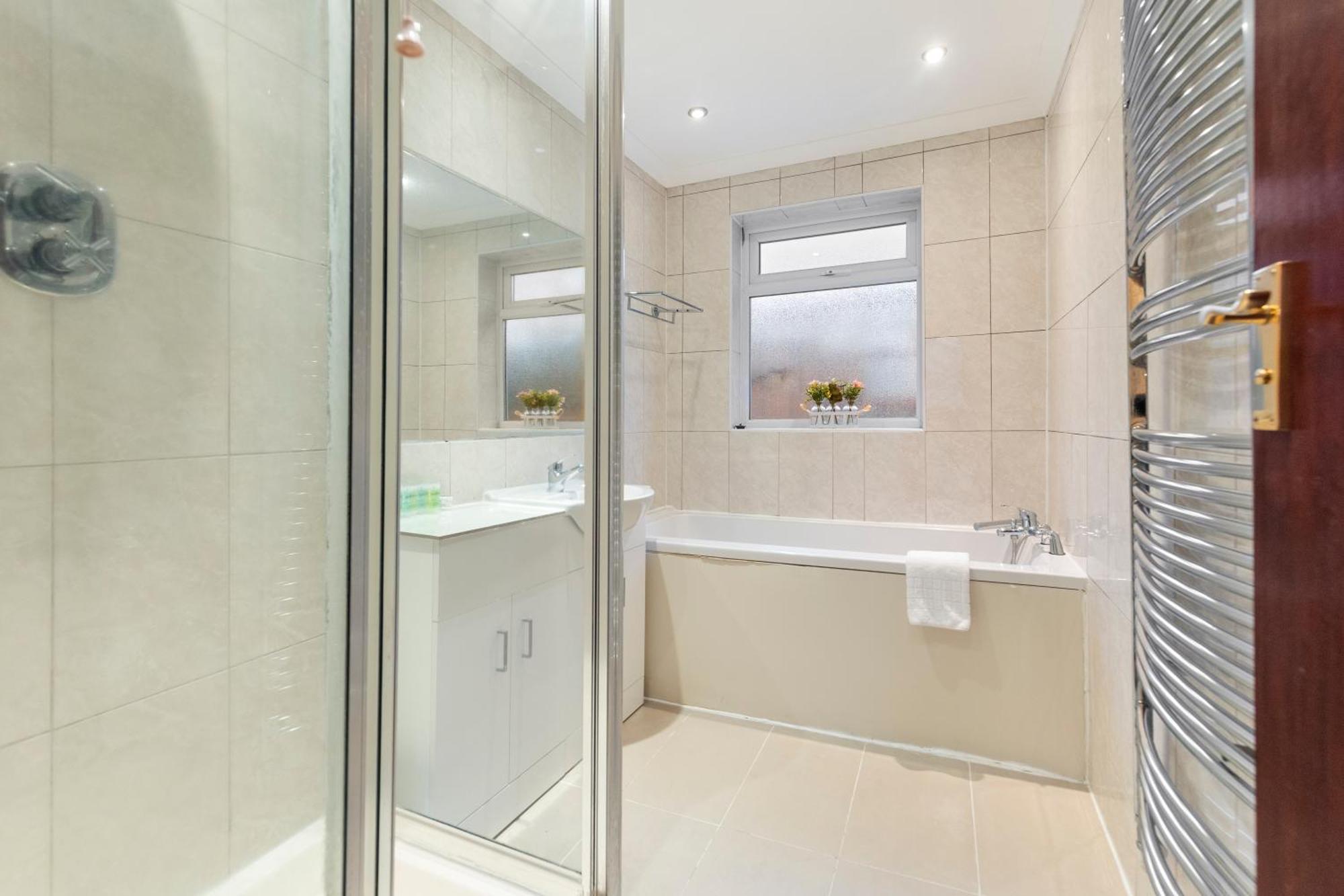 Ferienhaus Spacious 4 Bedroom House London
