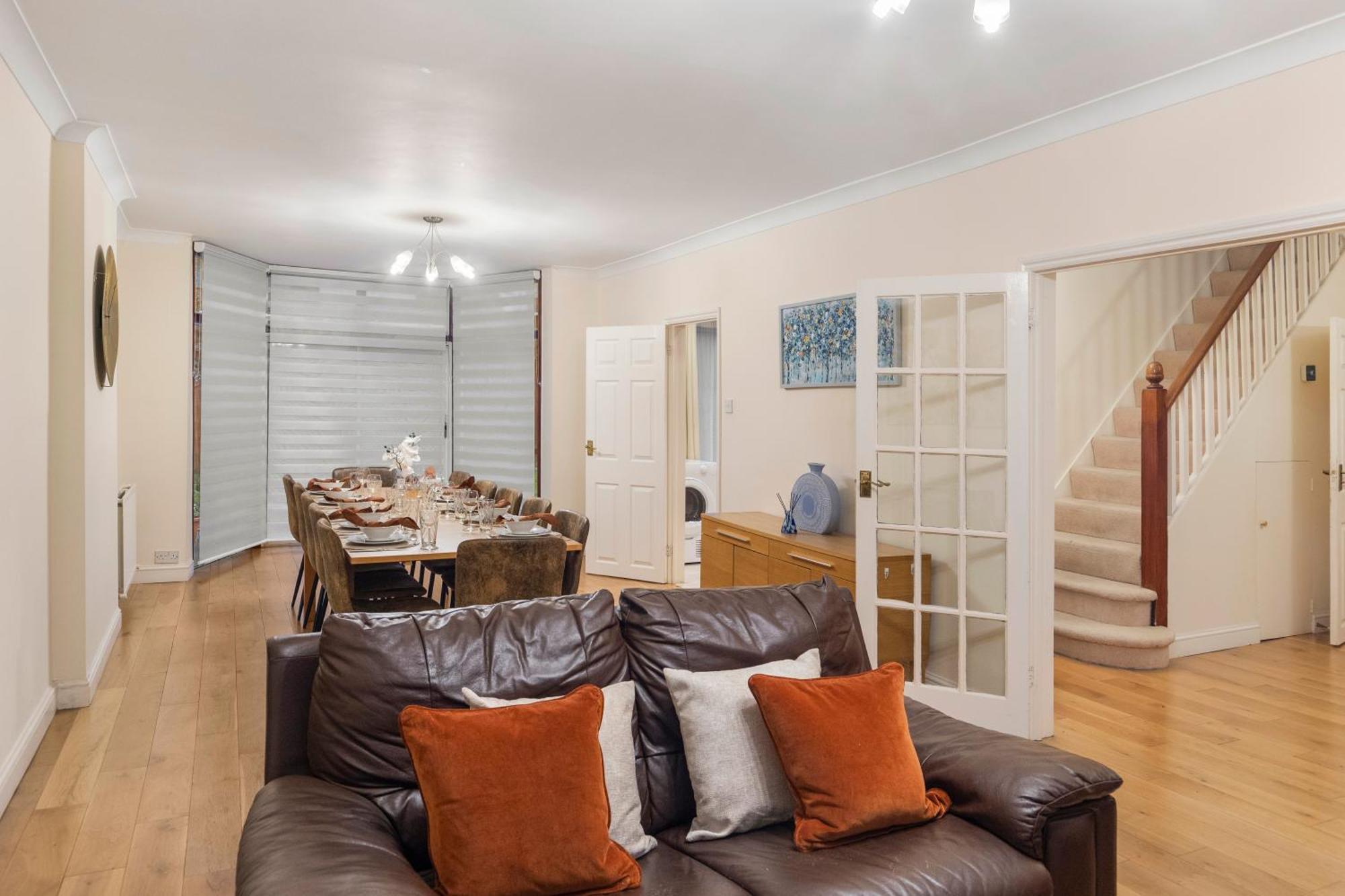 Spacious 4 Bedroom House Ferienhaus *