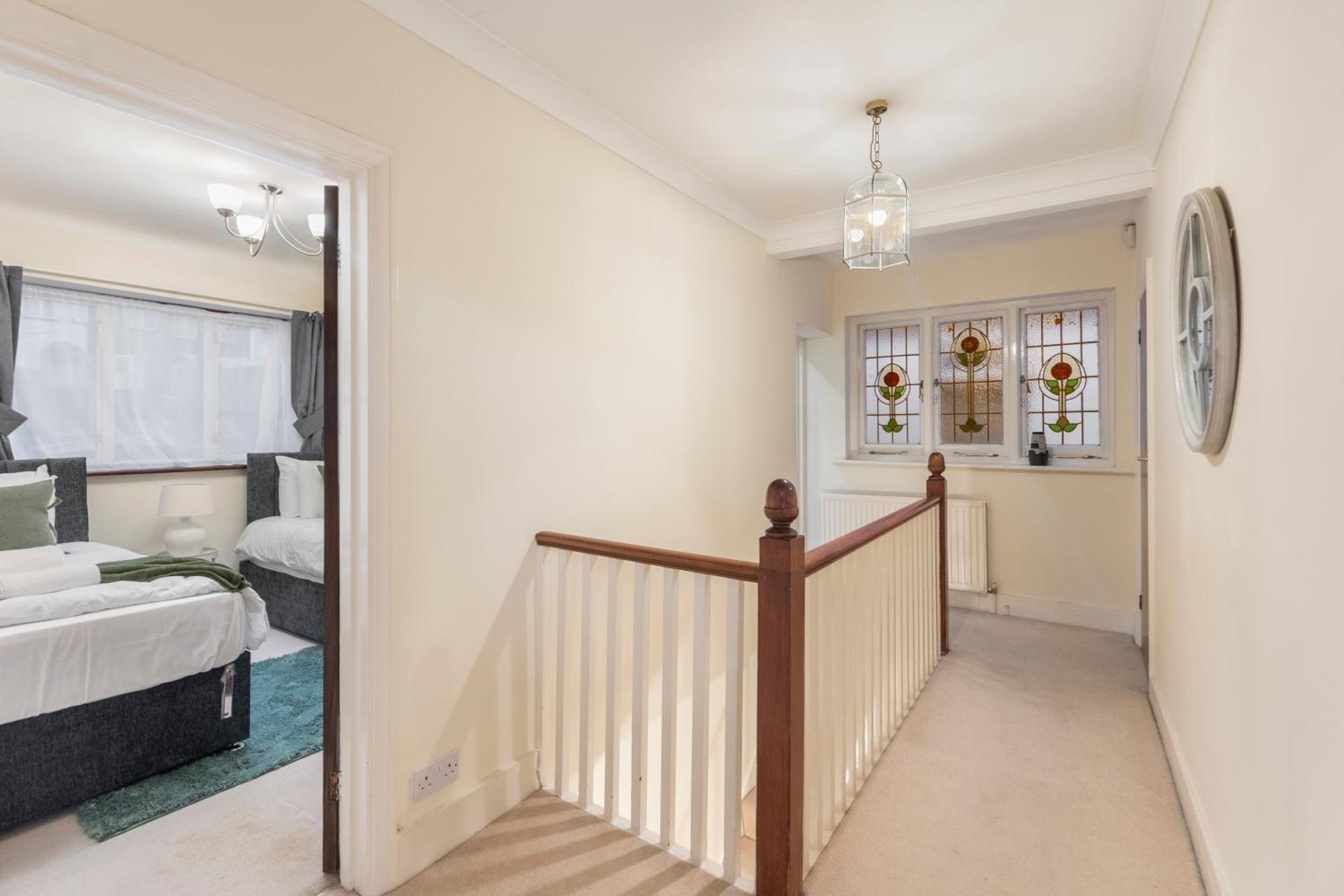 Spacious 4 Bedroom House Ferienhaus *