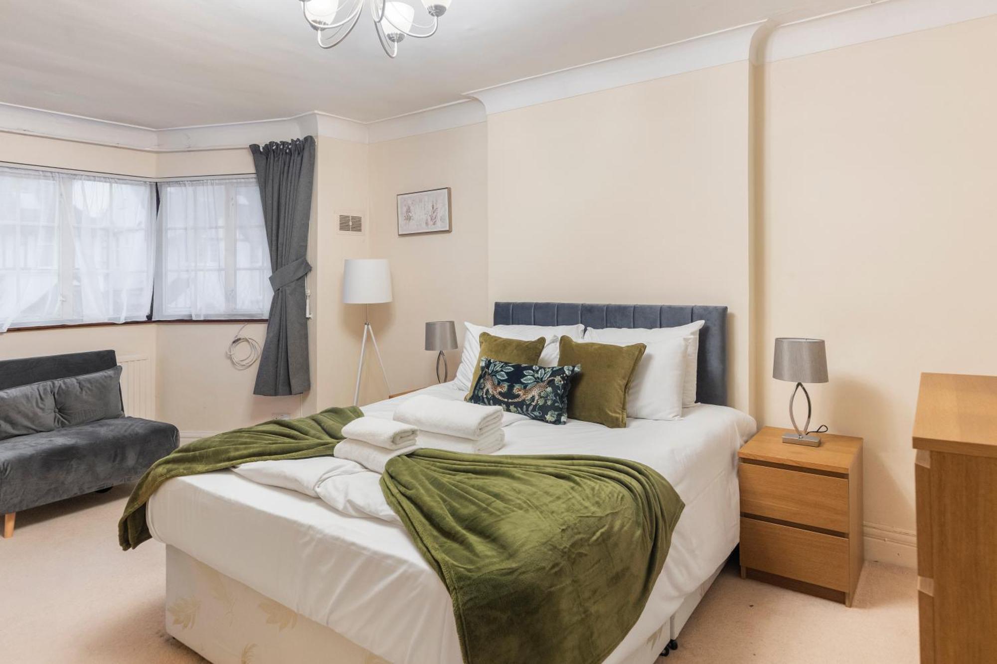 Ferienhaus Spacious 4 Bedroom House London