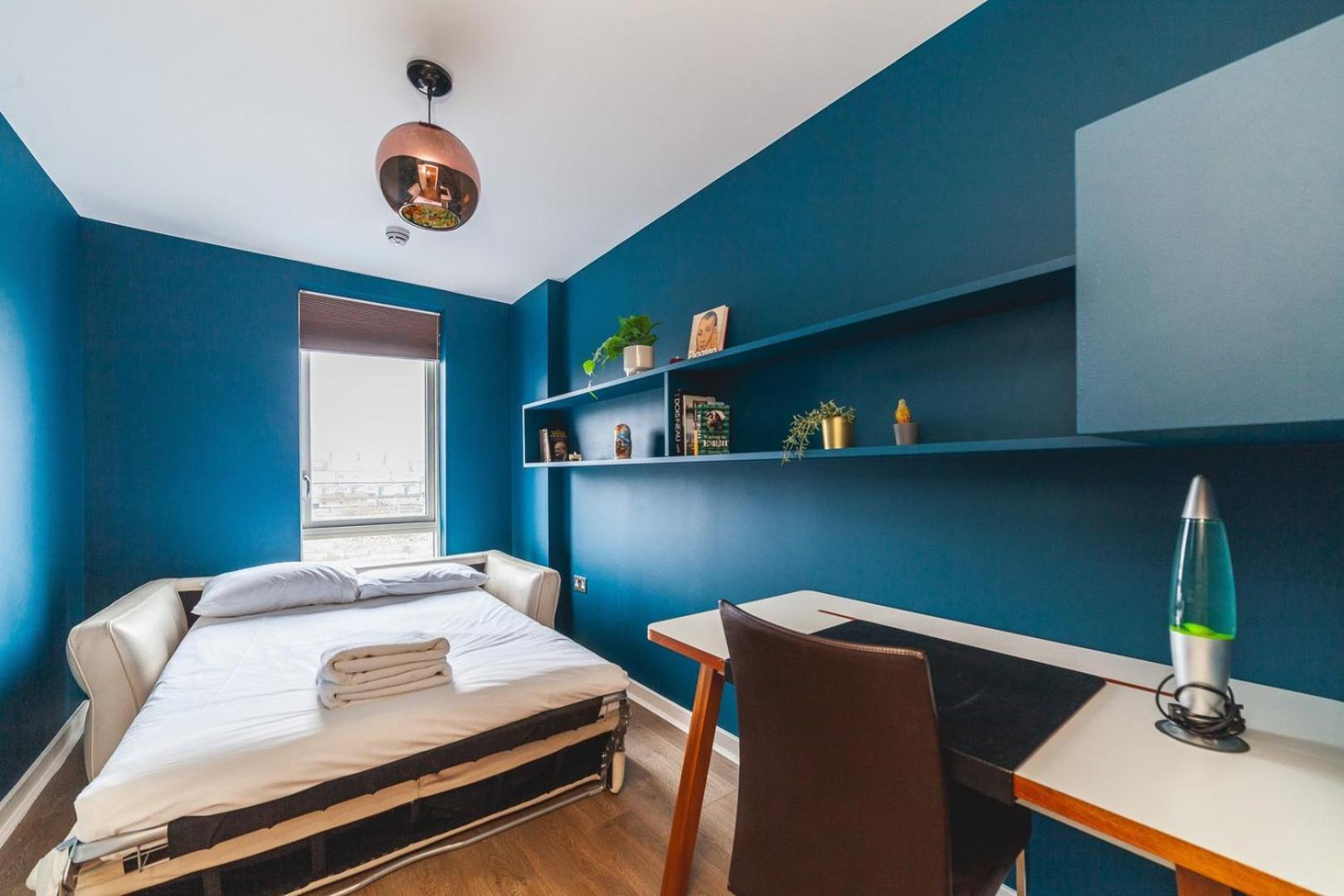 Cosy 2-bed Poplar Flat W/ Views Apartment London
