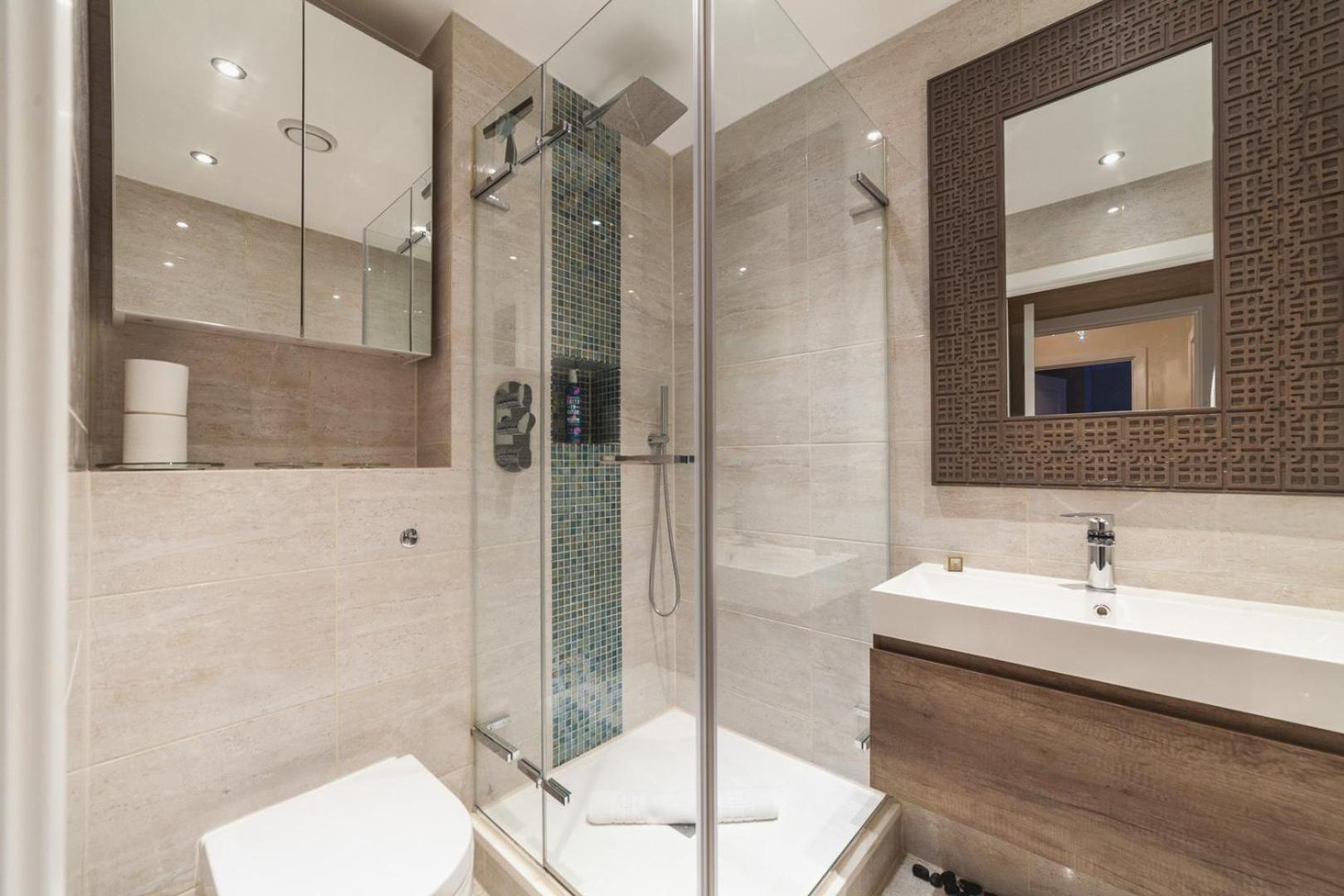 Cosy 2-bed Poplar Flat W/ Views *