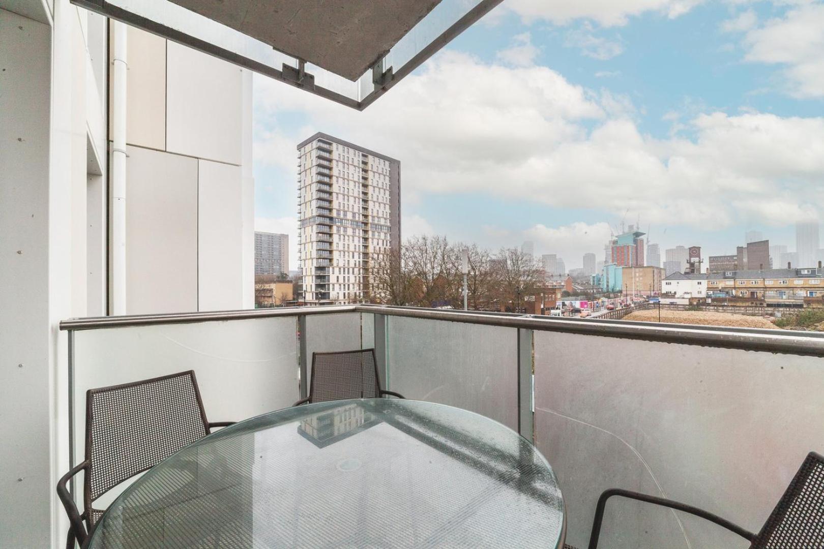 Cosy 2-bed Poplar Flat W/ Views Apartment London