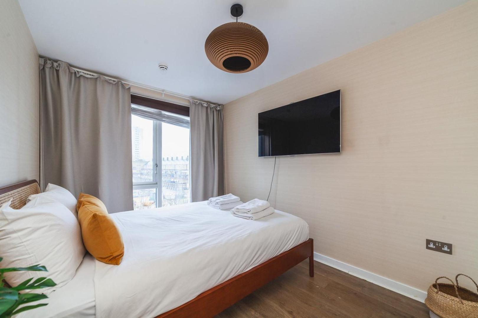 Cosy 2-bed Poplar Flat W/ Views *