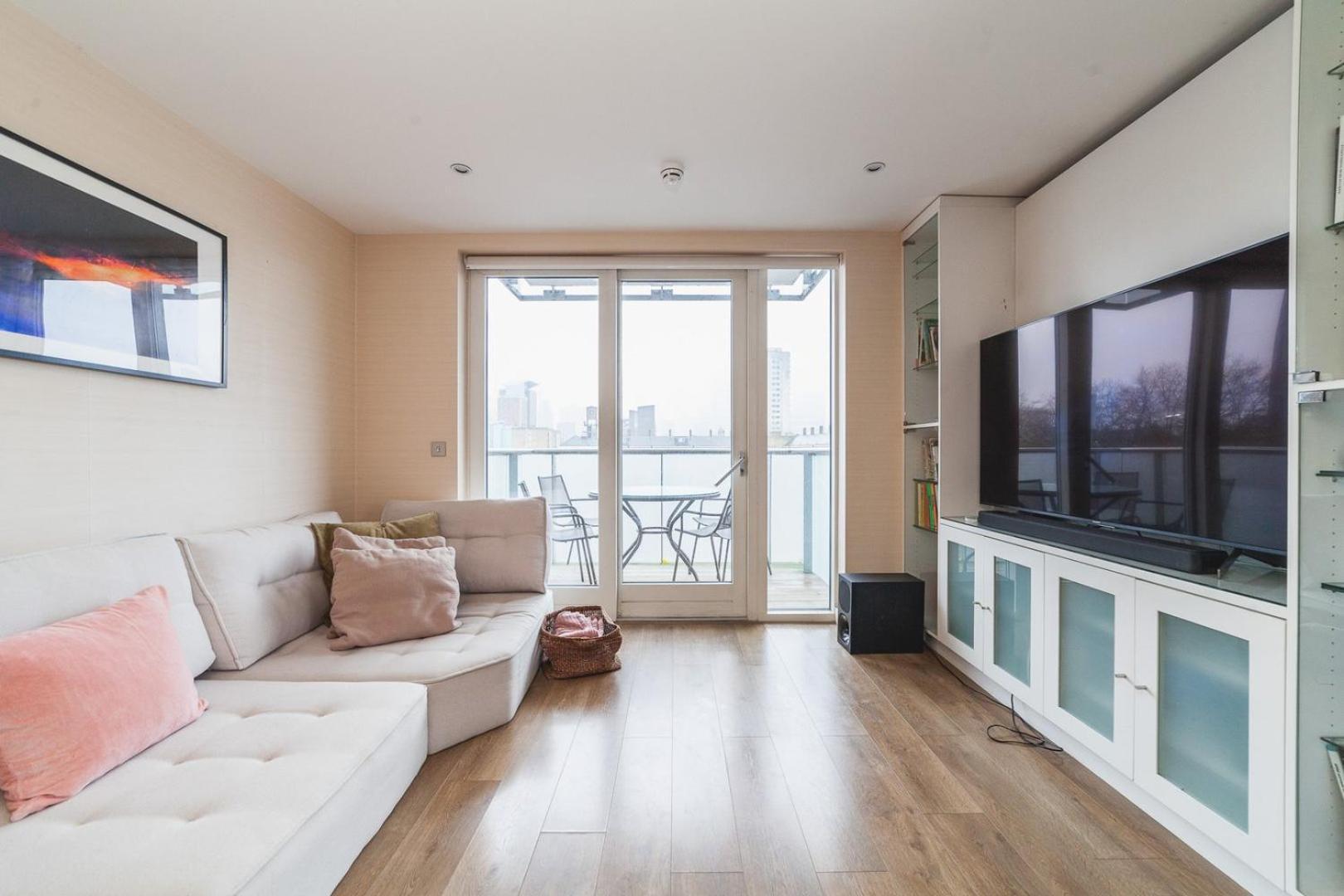 Cosy 2-bed Poplar Flat W/ Views * London