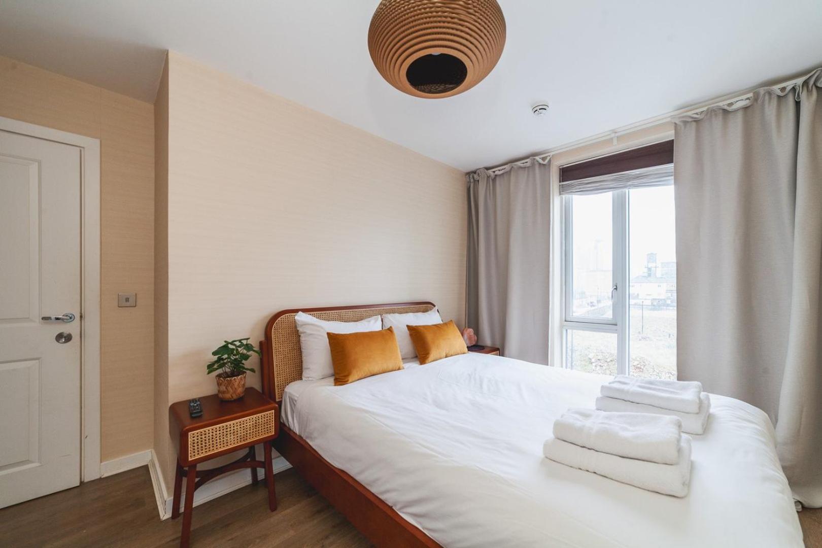 Cosy 2-bed Poplar Flat W/ Views Apartment
