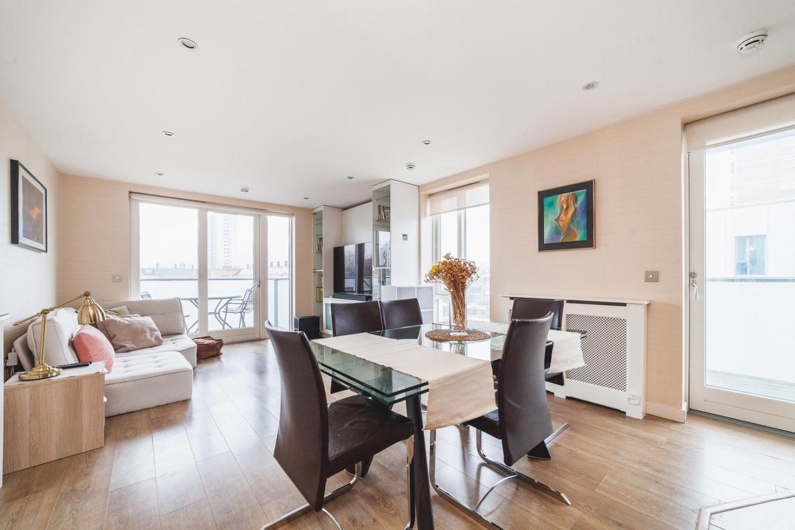 Cosy 2-bed Poplar Flat W/ Views Apartment