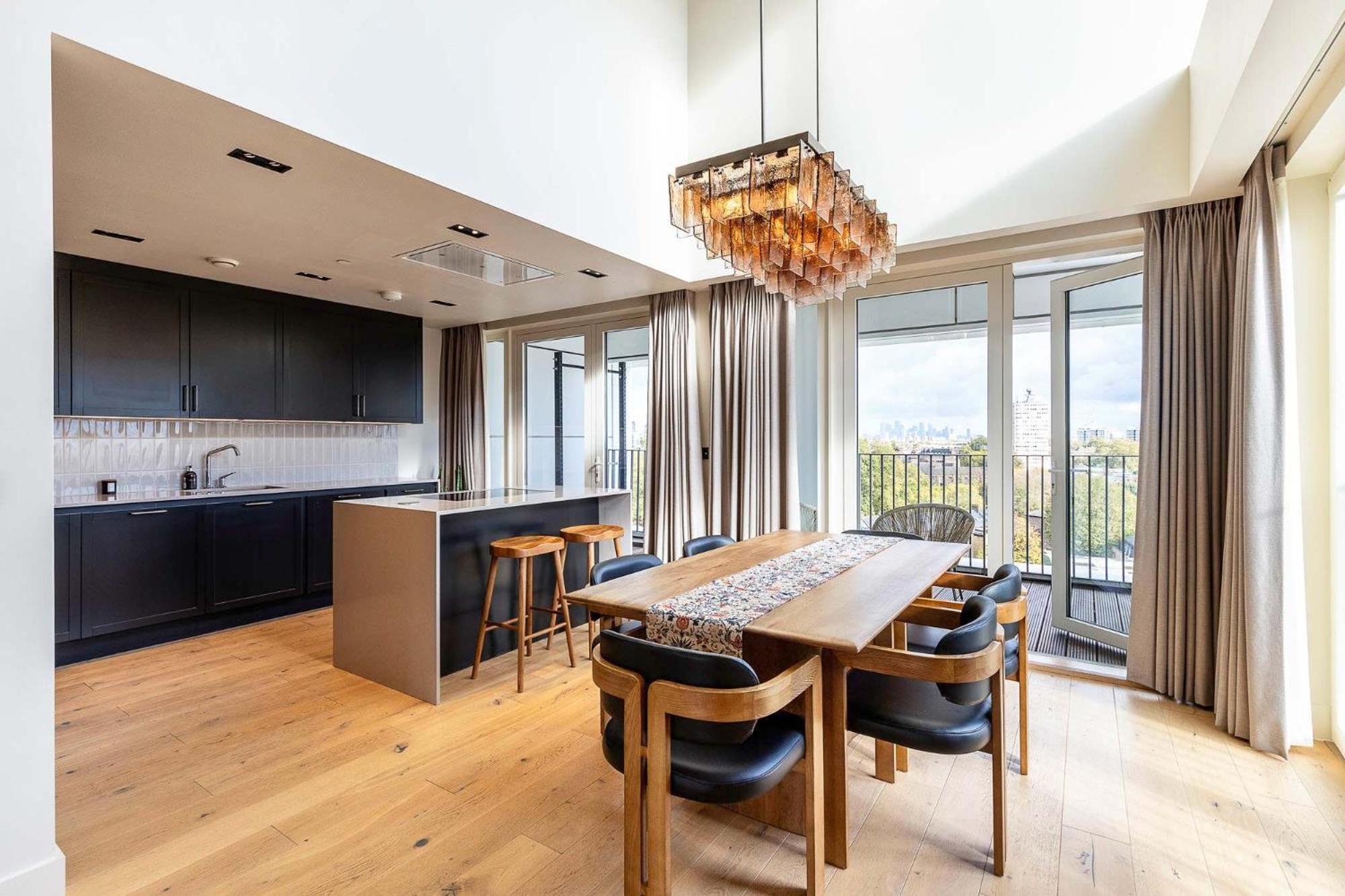 3br 2bth Penthouse In Apartment London