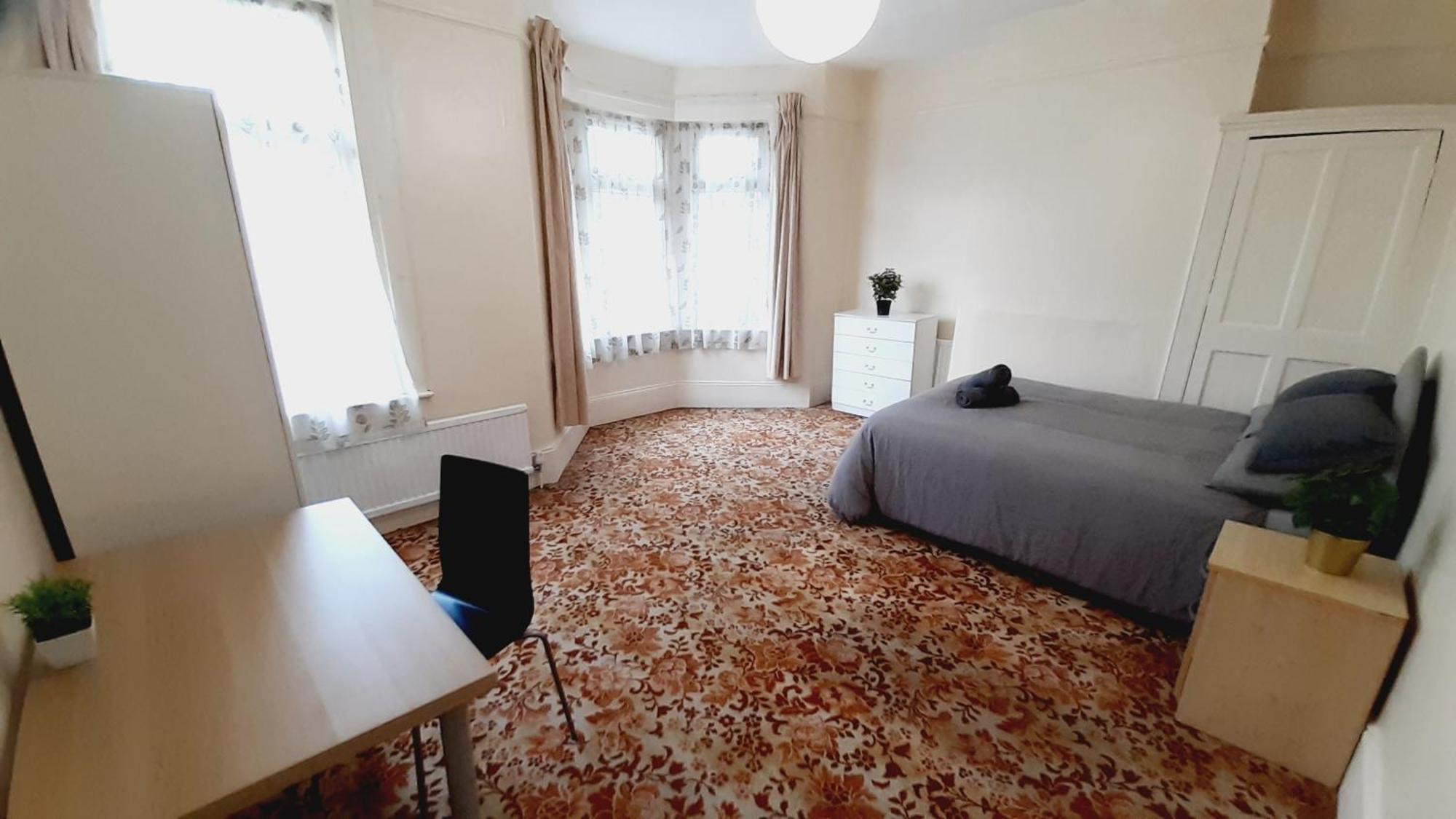 Homestay Shared House E11 *