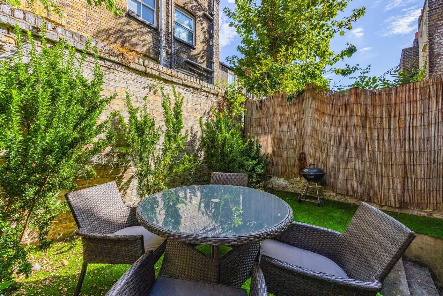Modern - 5 Mins To Whitechapel Station Holiday home *