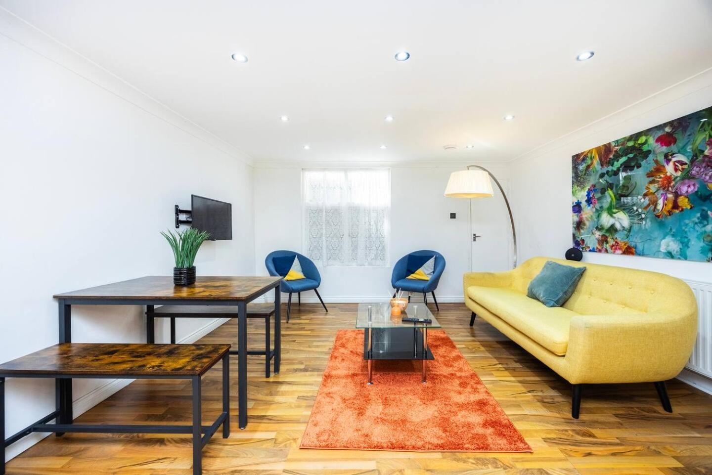 Modern - 5 Mins To Whitechapel Station Holiday home London