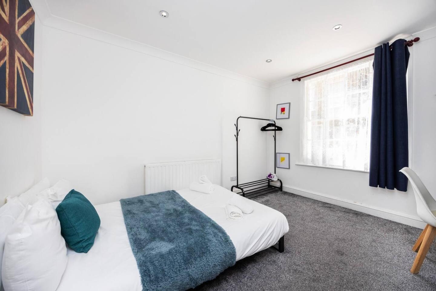 Modern - 5 Mins To Whitechapel Station Holiday home London