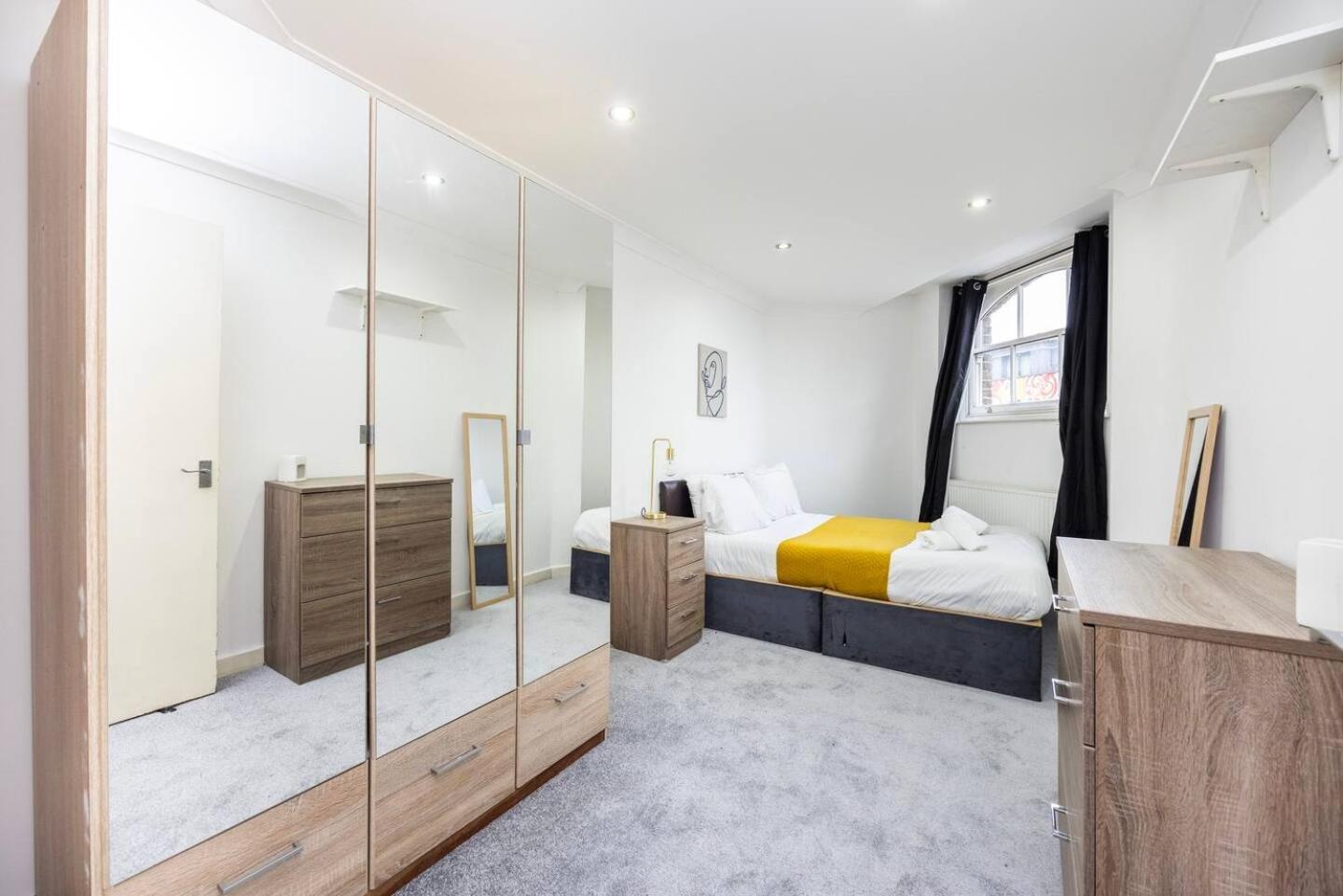 Holiday home Chic Steps From Liverpool Street *