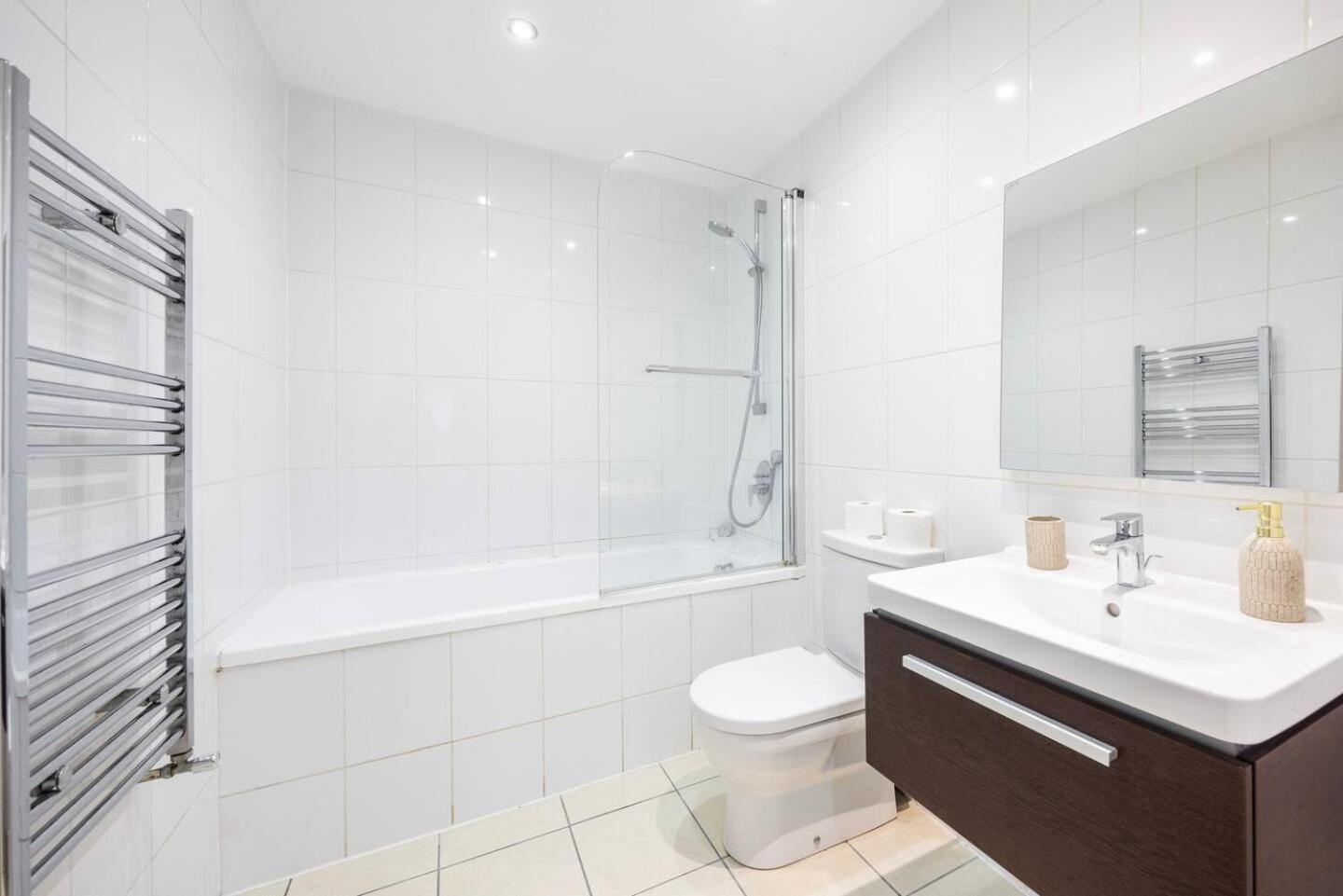 Chic Steps From Liverpool Street Holiday home London