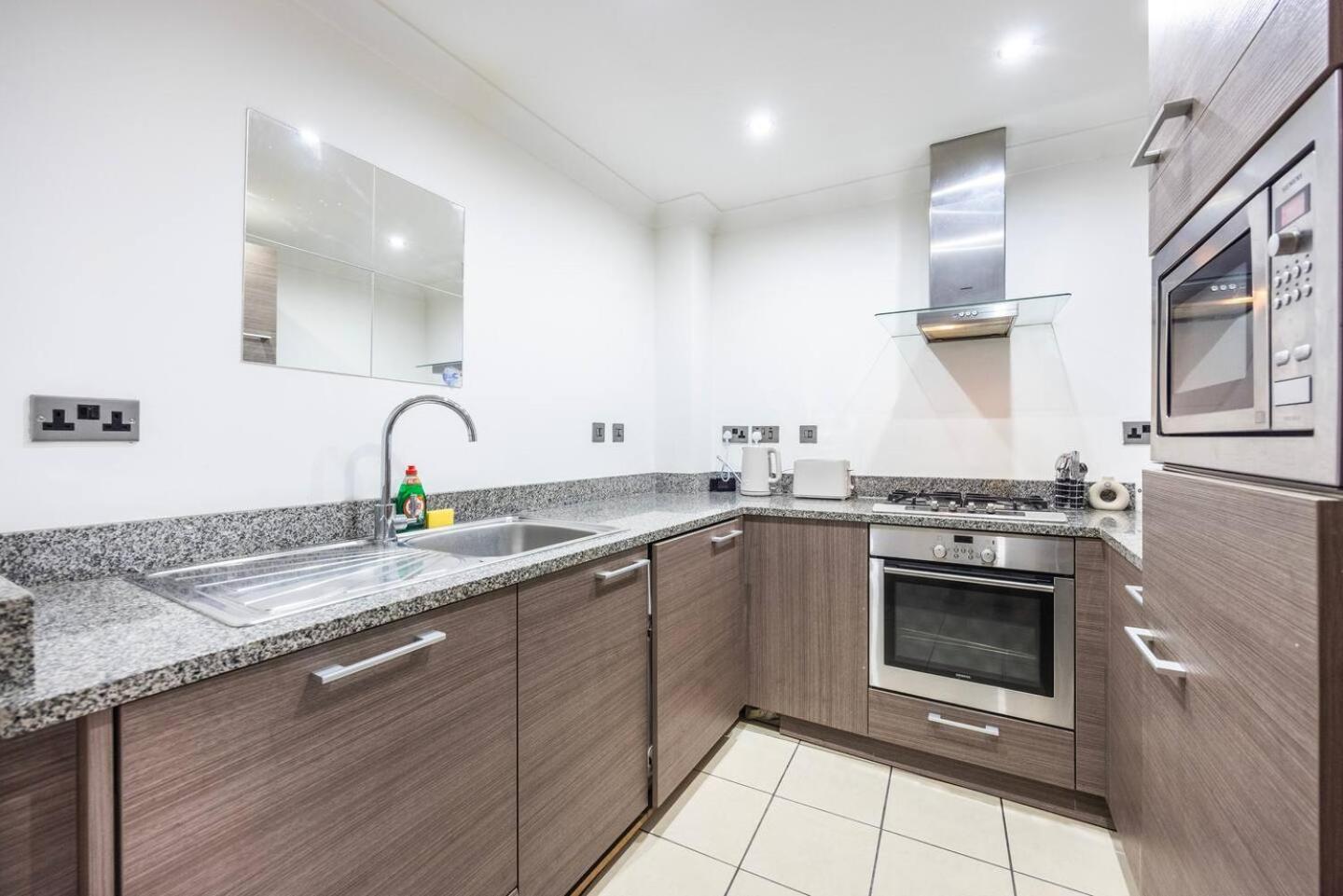 Chic Steps From Liverpool Street Ferienhaus London