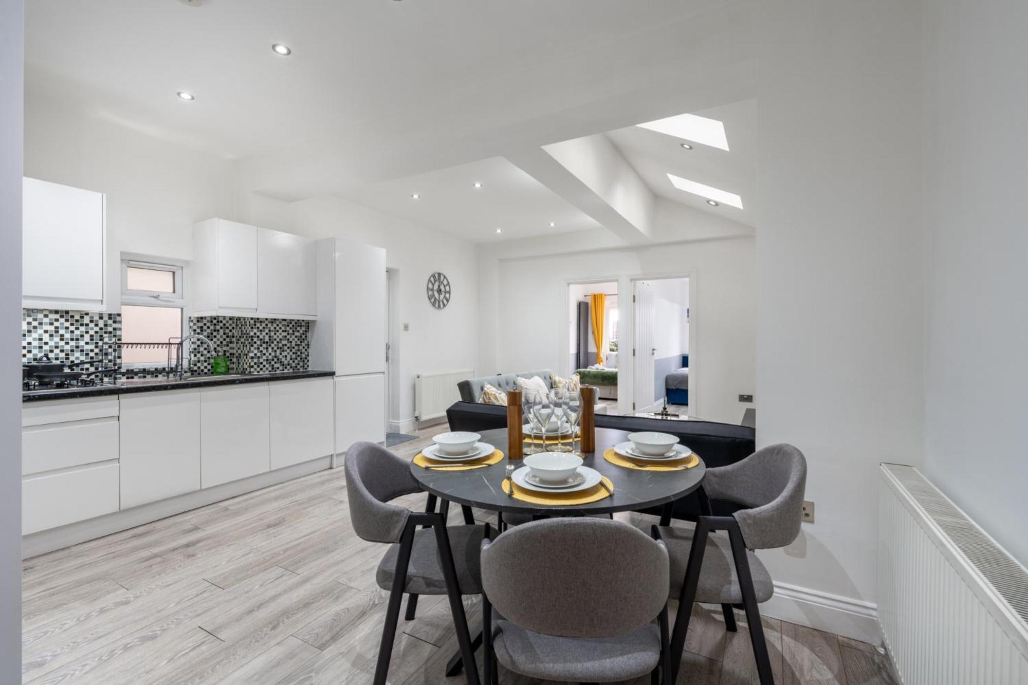 Holiday home Spacious & Comfortable 3-bedroom Retreat In Nw10 *