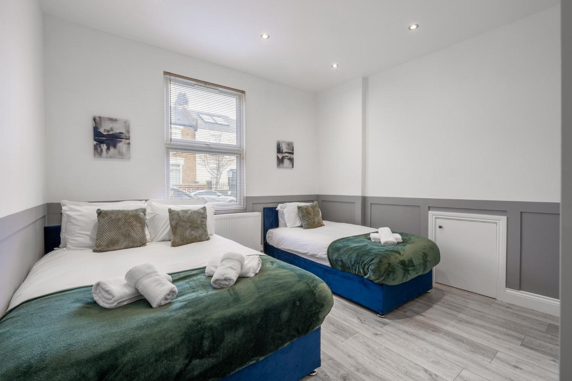 Spacious & Comfortable 3-bedroom Retreat In Nw10 Holiday home London