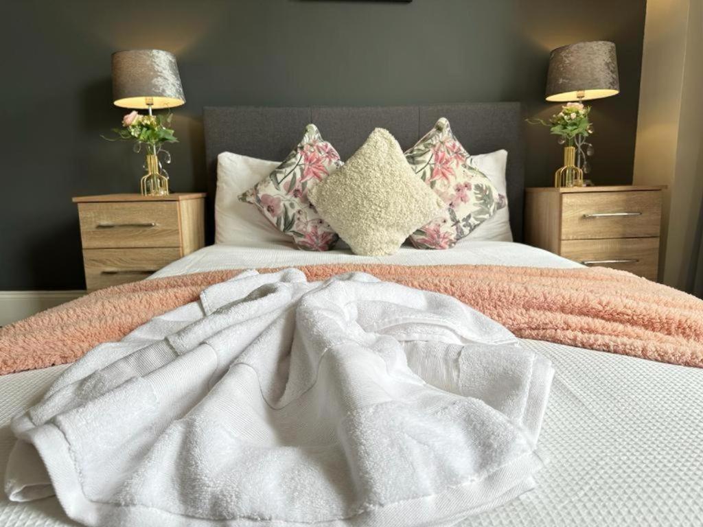Park Lane Beautiful Family Apartment London