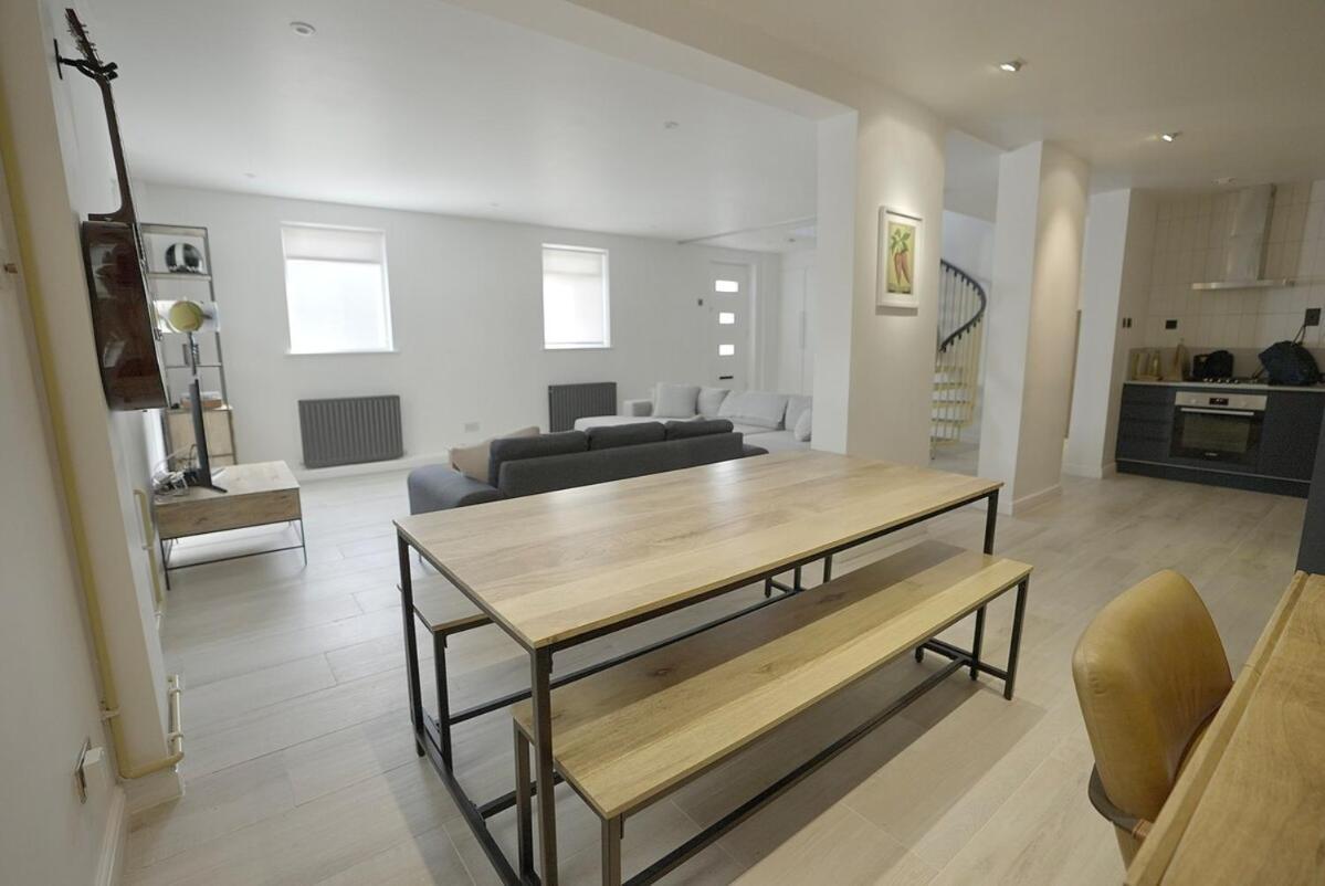 Spacious And Stylish Pad London