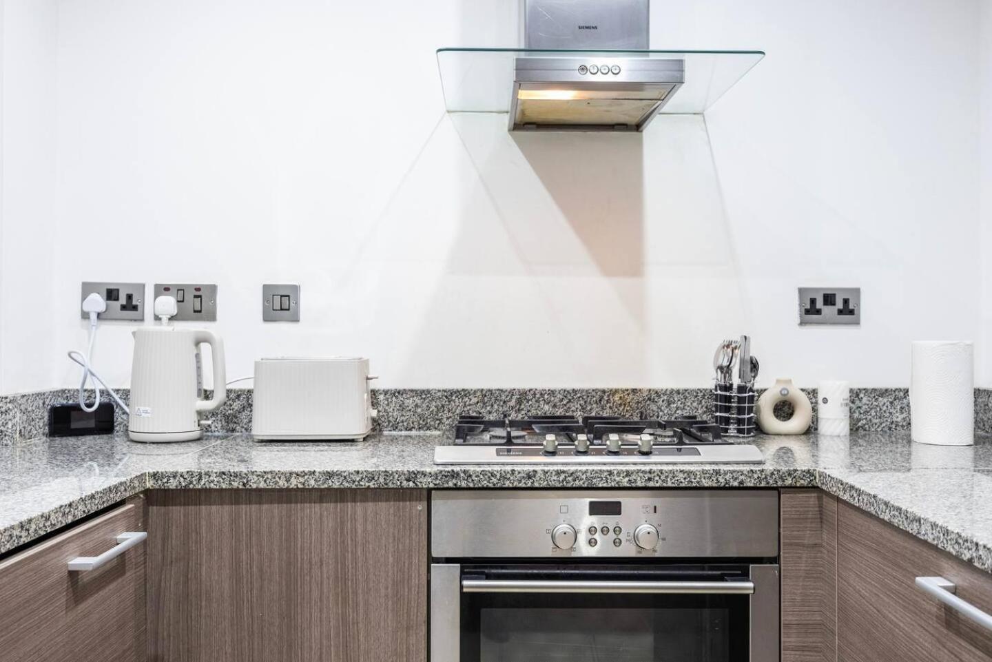 Chic Steps From Liverpool Street Holiday home London
