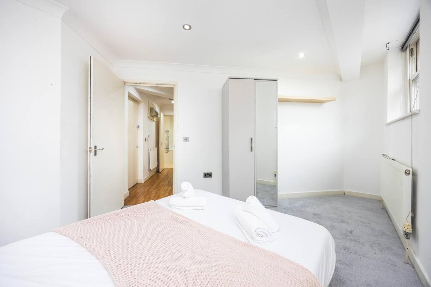Chic Steps From Liverpool Street * London